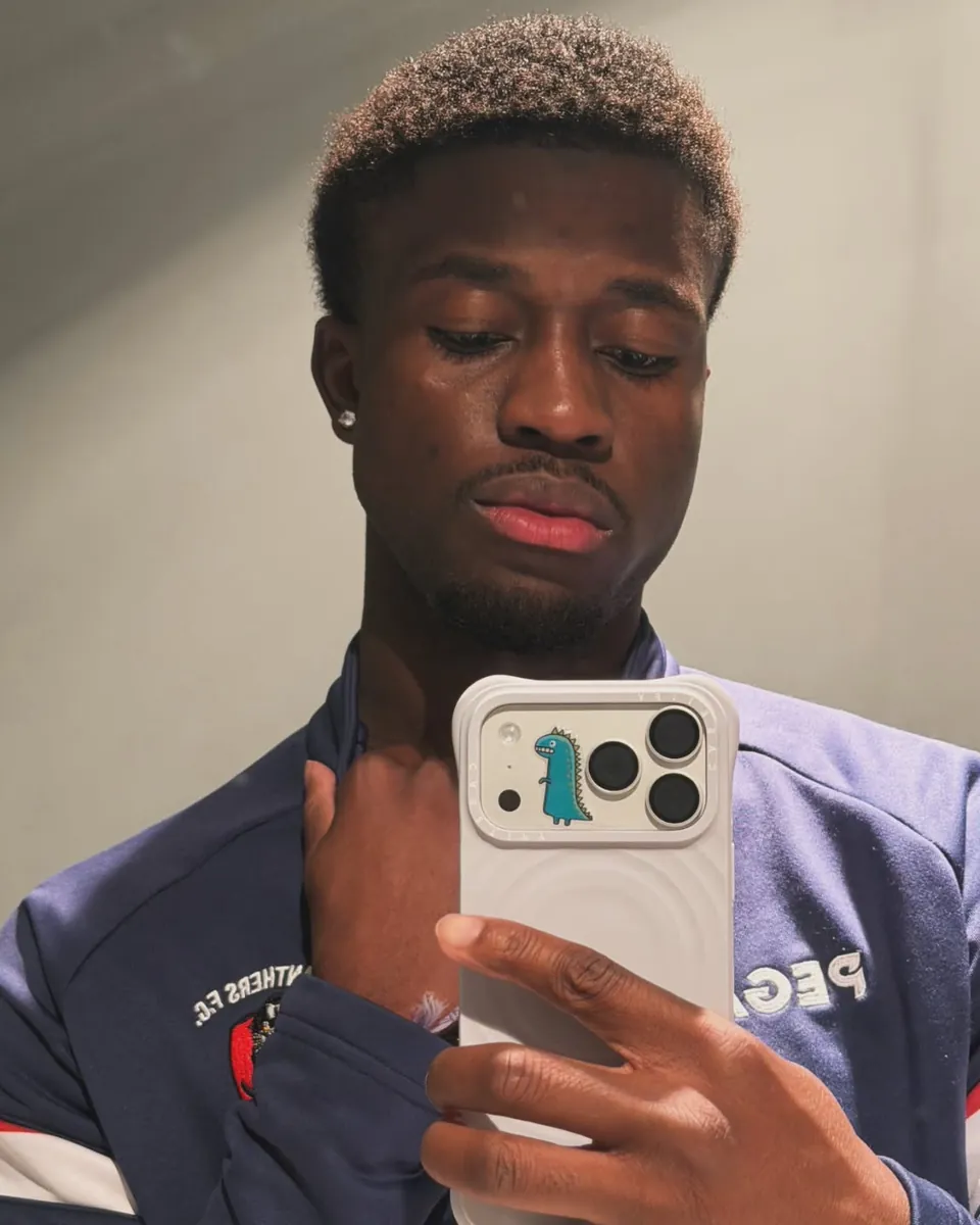 Enock Ipassou taking a mirror photo with his phone